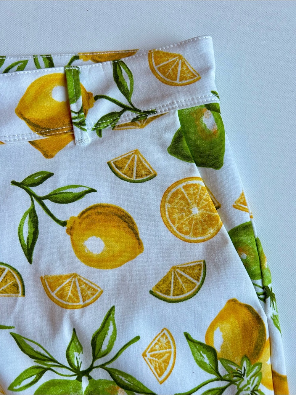 Isaac Mizrahi White Lemon-Print Tailored Shorts Size 8 Preppy Resort Coastal - Picture 4 of 7